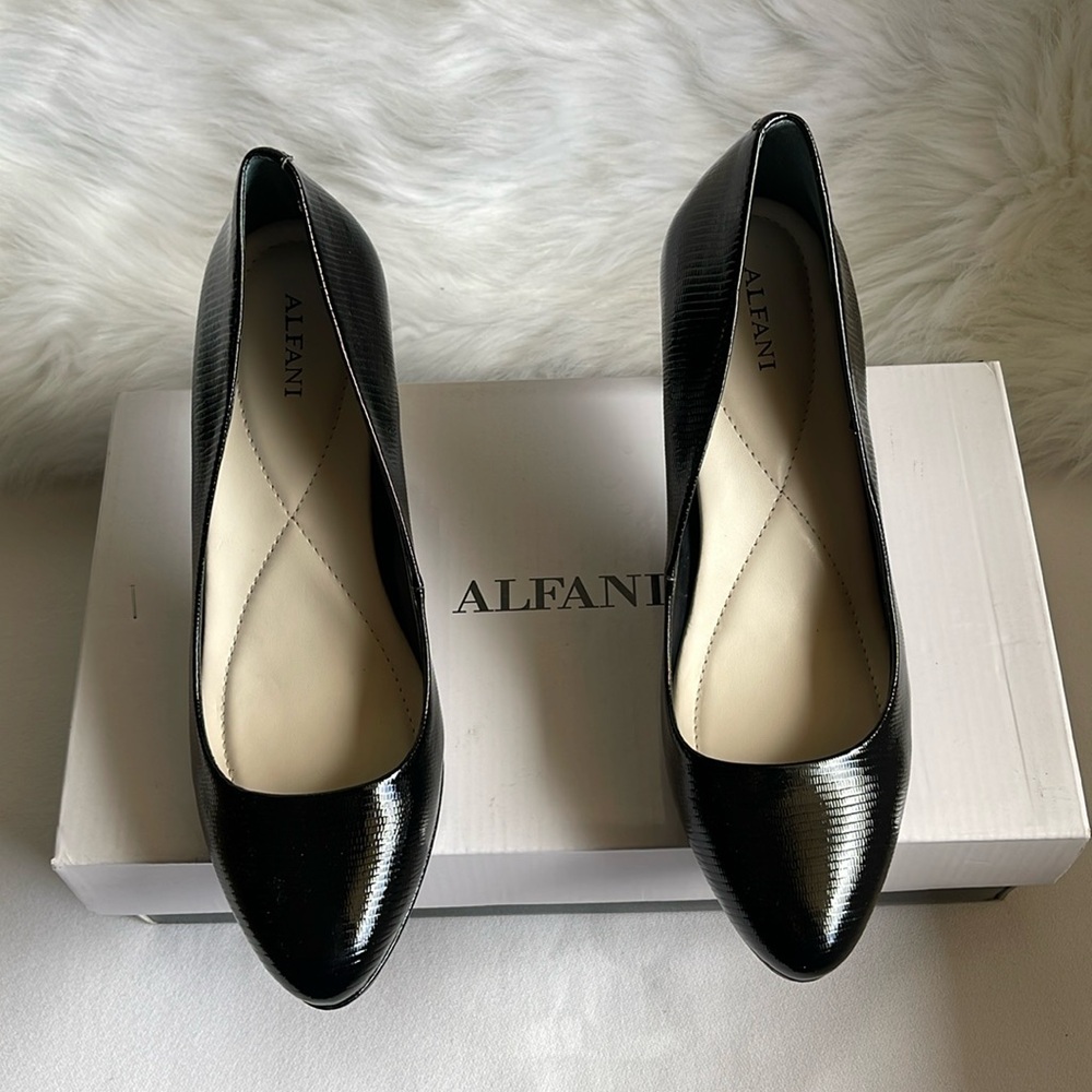 Alfani Women’s Gloria Black Patent Closed toe Classic Pumps. Various Sizes.